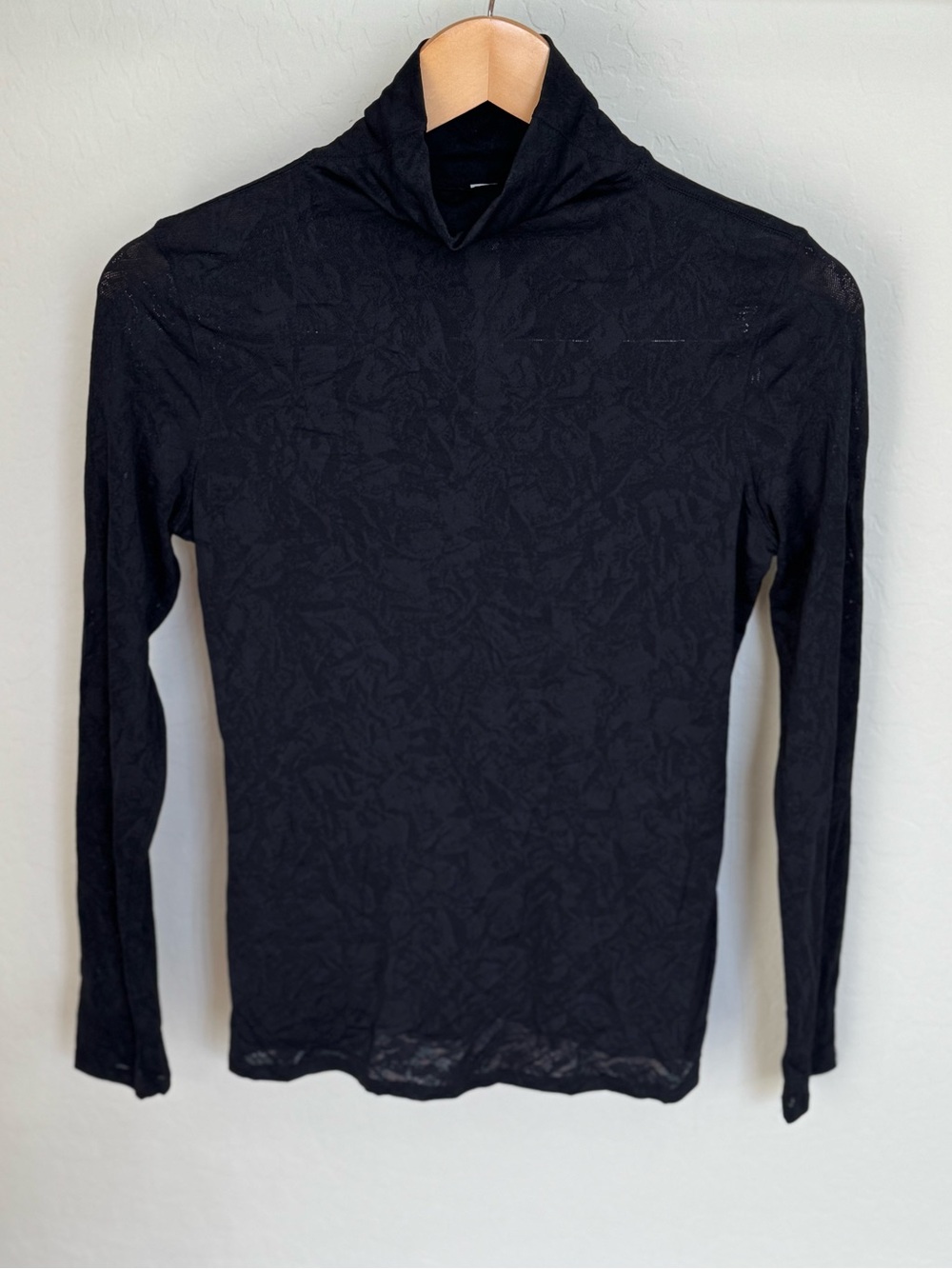 Lululemon Black Jacquard Mesh Mock Neck /Turtleneck Slim Fit Top Size 6